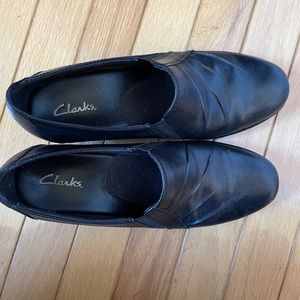 Like New Clark’s Women’s Black Leather Loafers Size 7.5